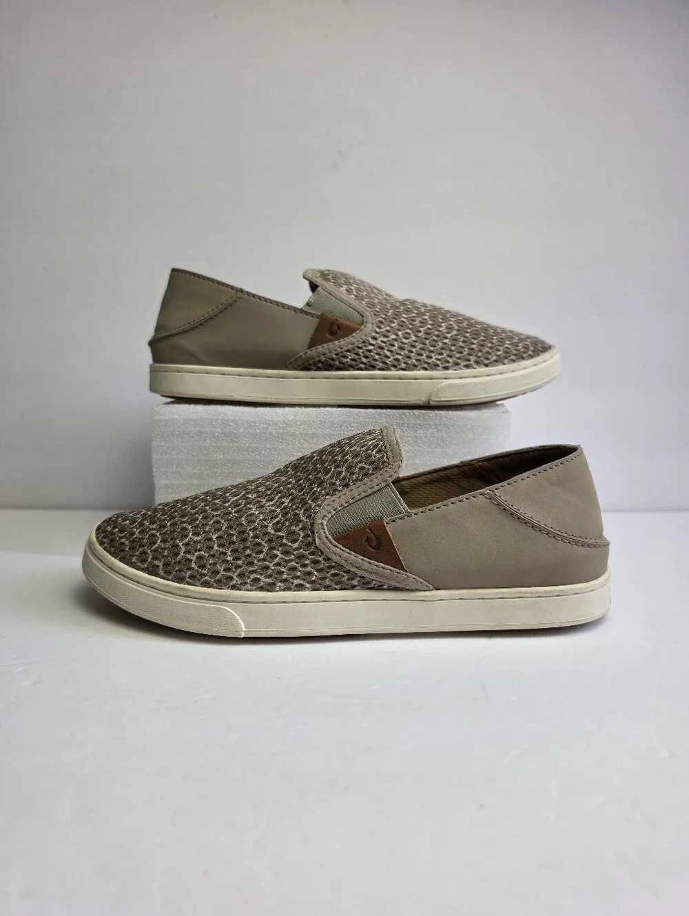 Olukai Pehuea (peh-hoo-eh-ah) Women's Tan Slip-On Mesh Casual Sneakers Size 7